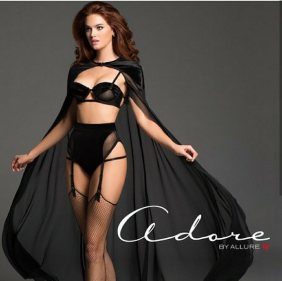 Goddess of the Night: Chloe Cape - Picture 4 of 5